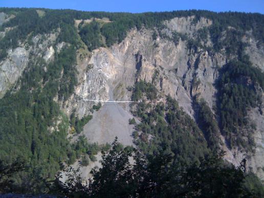 ...es ist ein Wanderweg entlang einer Bisse mit Hängebrücken über Schluchten