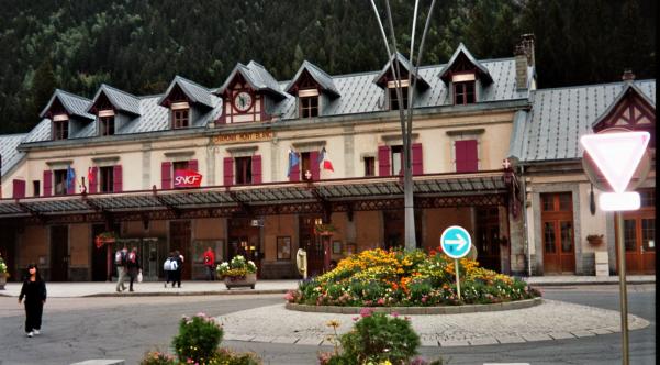 Der Zahnrad-Bahnhof in Chamonix - die Bahn führt hoch zum Gletscher "Mer de Glace" 