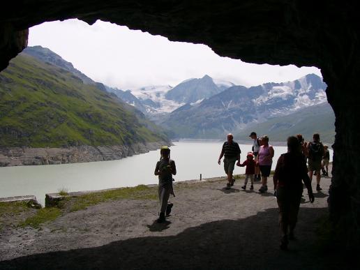 wenn man oben ist führt der Weg eben, teils durch Tunnel, am Lac des Dix entlang