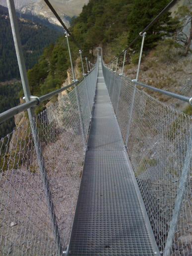 Die erste Hängebrücke - 98m lang - wer traut sich? 