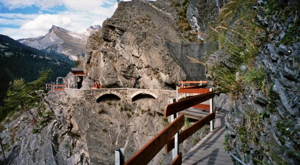 die Bisse führt naturgemäß immer am Fels entlang