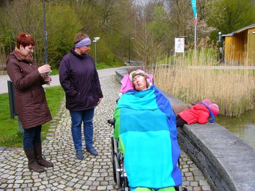 ...im Landschaftspark Engelhalde -  die Kinder haben die Schwäne gleich entdeckt