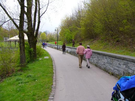 ...die Kinder düsen schon der Mauer entlang