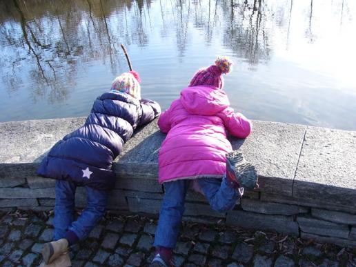 meine zwei Schwestern fischen gerade