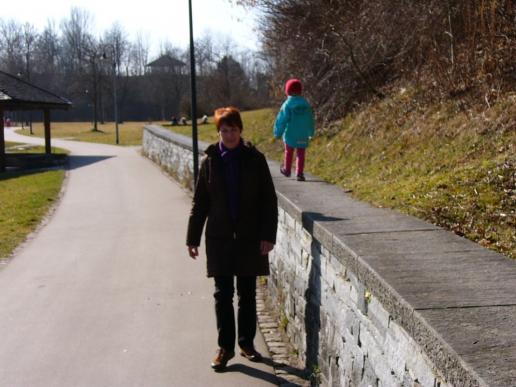 - und wenn die Eine auf die Mauer muß, kanns die Andere nicht lassen