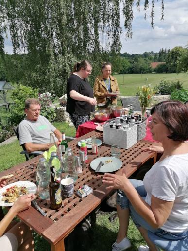 ...Jessica, eine frühere Pflegekraft und treue Seele beim Essenfassen, im Gespräch mit der Diensthabenden 