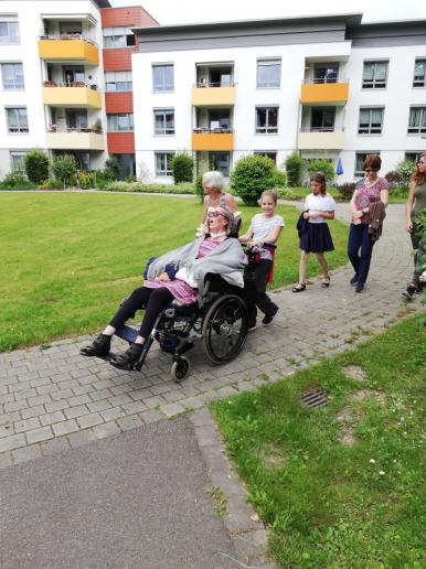 wir beginnen im Innenpark der Wohnanlage  