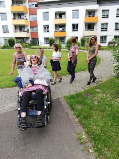 Tessa übernimmt das Schieben von Tanja