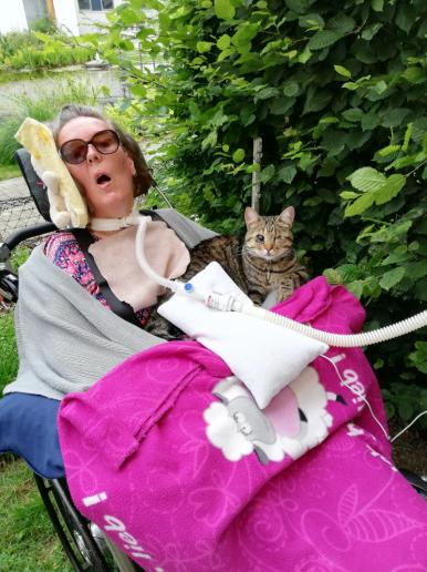 Tanja mit "Hope" dem Kater - er ist leider Blind hat sich aber bestens eingelebt