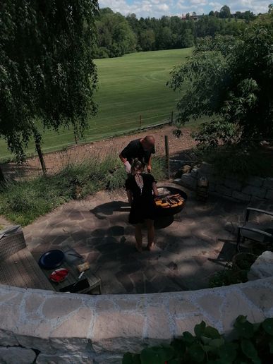 Der Gastgeber Herr Viniol beim Grillen