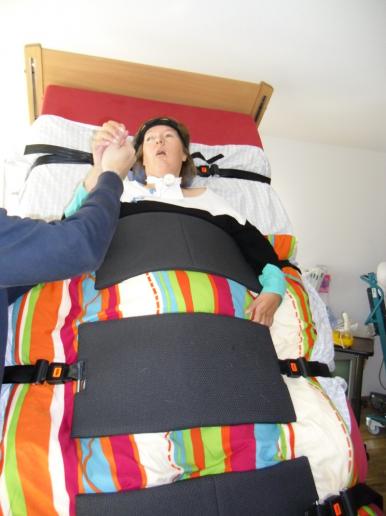 Tanja bei einer Therapie im Stehbett - und stehen
